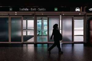 Gobierno de Milei despide a 15 trabajadores por la protesta que varó a 2.000 pasajeros en aeropuertos - Mundo - ABC Color