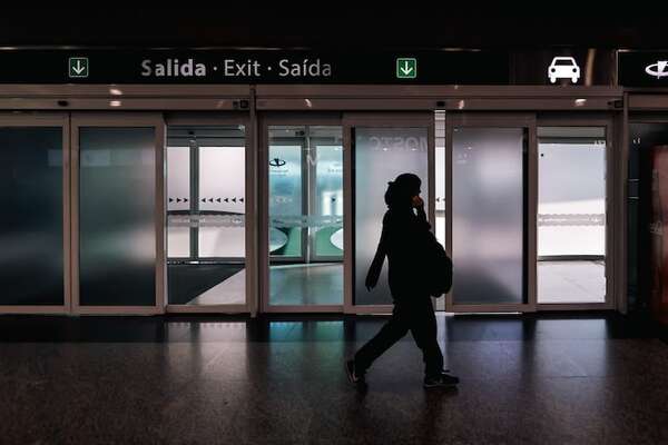 Gobierno de Milei despide a 15 trabajadores por la protesta que varó a 2.000 pasajeros en aeropuertos - Mundo - ABC Color