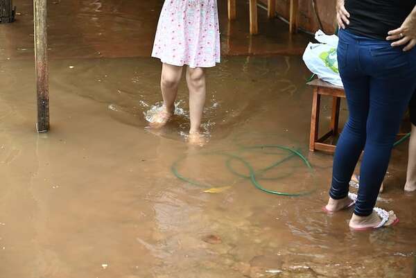 Intensa lluvia causa inundaciones y desbordes de arroyos en Ciudad del Este - ABC en el Este - ABC Color