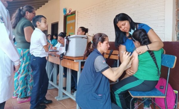 Jornada de atención comunitaria en escuela de Presidente Franco