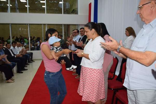 Indígena Aché, beneficiaria de beca Yacyretá, será profesional universitaria - Nacionales - ABC Color
