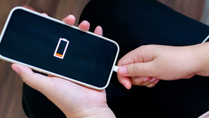 ¿Se apagó tu celular en pleno viaje? Trucos infalibles para alargar tu batería