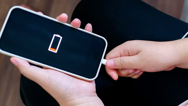 ¿Se apagó tu celular en pleno viaje? Trucos infalibles para alargar tu batería