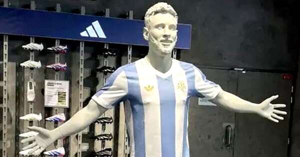 La Nación / Argentina, con casaca retro conmemorativa