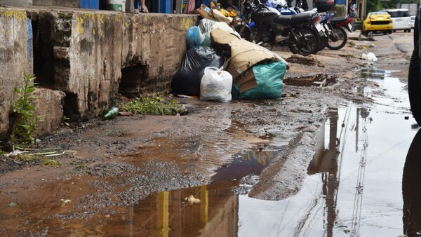 Basuras obstruyeron canales y calles se convirtieron en ríos