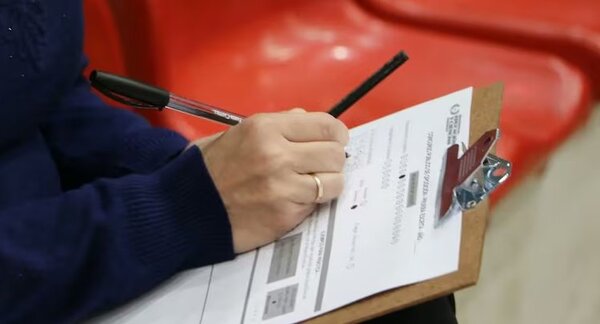 MEC advierte a colegios: no pueden negar derecho a examen por mora en cuotas