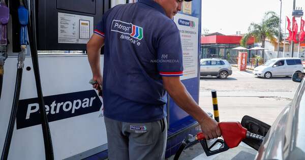 La Nación / Gobierno reduce G. 300 por litro el precio de las naftas