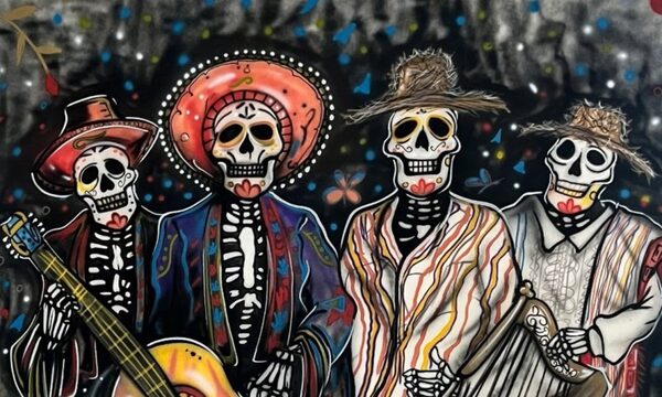 Dueña de local expulsa a mexicano por mural de Día de Muertos, acusándolo de «adoración a Satanás»