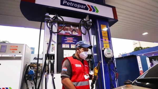 Peña anuncia baja de G. 300 por litro en combustibles