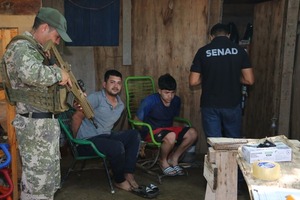SENAD “DERRIBA” PORTÓN Y SACA DE CIRCULACIÓN A MICROTRAFICANTES