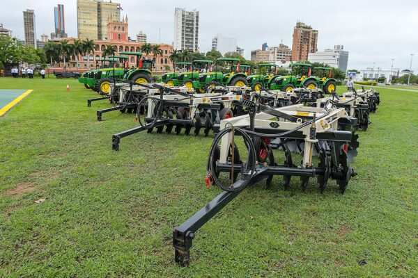 Gobierno entrega maquinarias viales y agrícolas a las 10 gobernaciones del país - .::Agencia IP::.