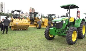 Gobierno entrega maquinarias e implementos para fortalecer al sector agrícola