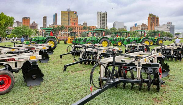 Gobierno entrega maquinarias viales y agrícolas a diez gobernaciones - ADN Digital