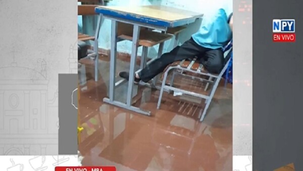 Indignante: Niños dieron clases bajo agua en la escuela María Auxiliadora de MRA