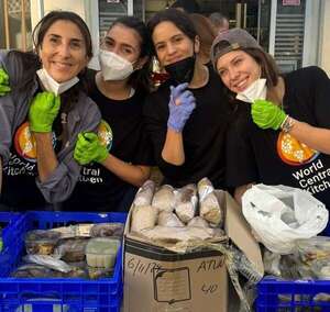 Rosalía, una voluntaria más que suma su ayuda a los afectados por DANA  - Gente - ABC Color