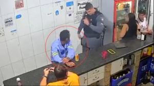 Policía le dio saplé a un mal hijo que golpeó a su mamá enferma