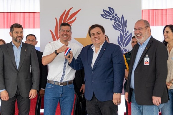 Gobierno entrega maquinarias viales y agrícolas a las 10 gobernaciones del país