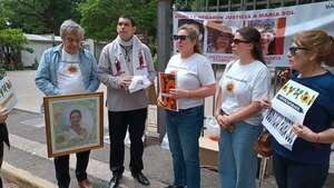 #JusticiaParaSol: familiares de joven fallecida se manifiestan frente al Palacio de Justicia  - Nacionales - ABC Color