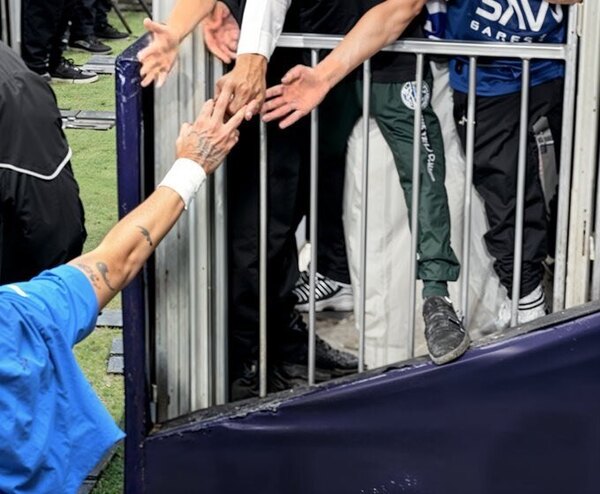 Versus / La feroz confusión que se armó sobre un supuesto robo a Neymar en plena cancha