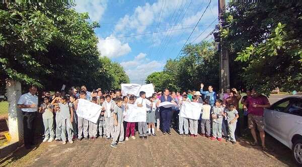 San Estanislao: comunidades educativas se manifiestan para exigir la colocación de lomadas - Nacionales - ABC Color