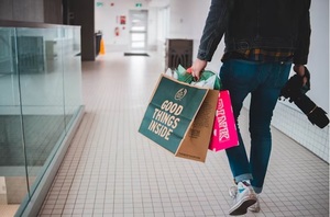 Consejos para administrar tu aguinaldo sin gastar de más, según una economista