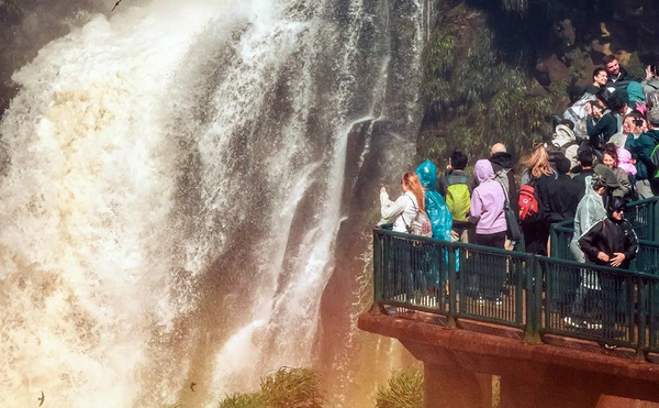 Crecimiento turístico en Foz de Yguazú no repercute en el comercio de CDE - La Clave