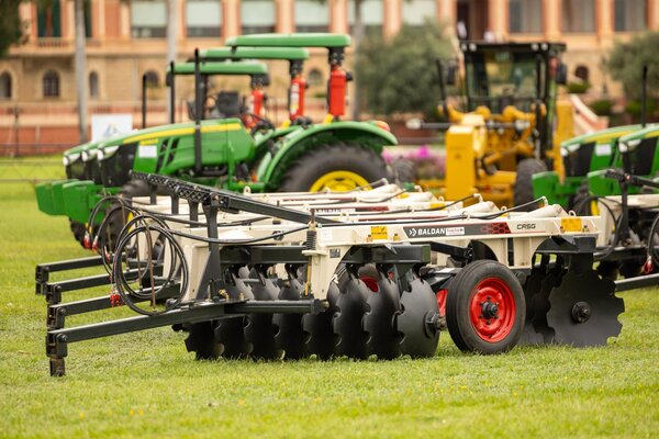Gobierno entrega nuevas maquinarias para avanzar en la descentralización y modernización agraria - El Trueno