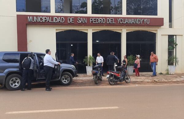 INTENDENTE AFIRMA QUE SÓLO VA A SU OFICINA 3 DÍAS PORQUE TIENE PROYECTOS “MUY AMBICIOSOS”