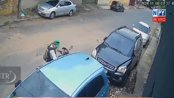 Ñemby: Motociclista destroza los espejos de un automóvil