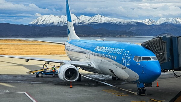 Gobierno de Milei insiste en su plan de privatizar o cerrar Aerolíneas Argentinas