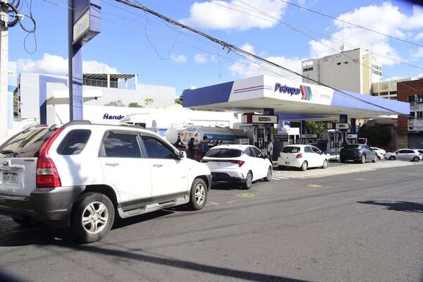 Algunos emblemas privados también ya bajan precios de las naftas - Economía - ABC Color