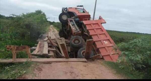 Camión del MOPC cae al ceder puente en Ñeembucú - Nacionales - ABC Color
