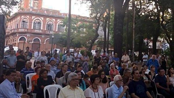 Reclamo de artistas se traslada a la Plaza Uruguaya