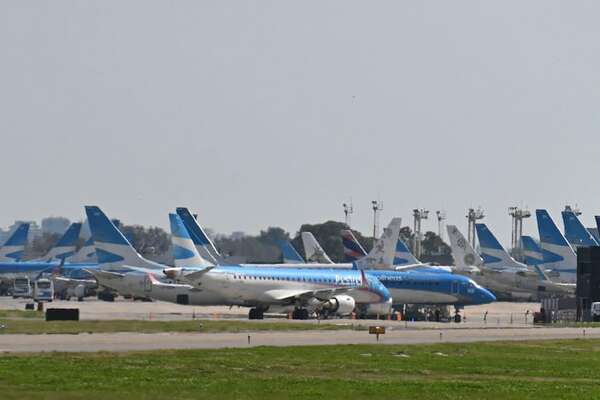 Gremios aeronáuticos acuerdan tregua con el Gobierno de Milei durante negociaciones - Mundo - ABC Color