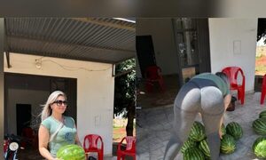 (VIDEO)Mirá cómo la rubia de la cerveza factura con la sandía