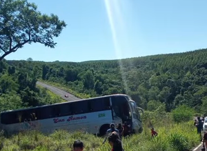 Bus que transportaba a niños de una escuela de fútbol se despista - 1000 Noticias
