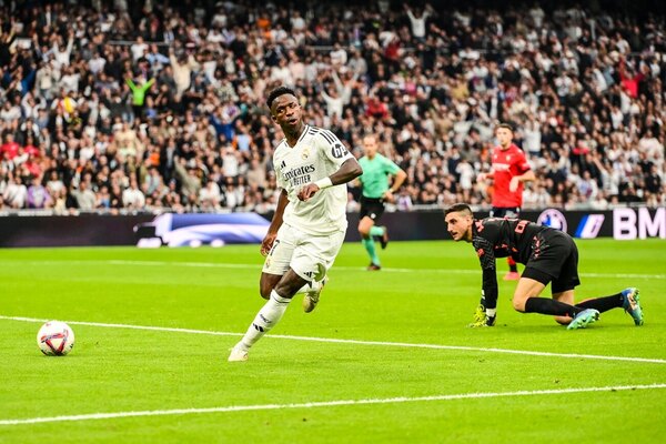 Versus / Real Madrid aplaca su crisis con goleada a Osasuna y triplete de Vinicius