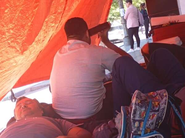 Agentes penitenciarios en su tercer día de huelga de hambre frente al Ministerio de Justicia - Nacionales - ABC Color