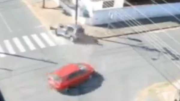 Auto impactó contra un poste por evitar chocar con vehículo en Capiatá - SNT