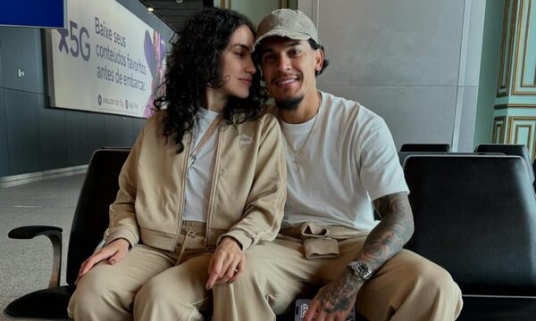 ¡Pero qué linda pareja! Gustavo Gómez y su esposa, rumbo a Paraguay