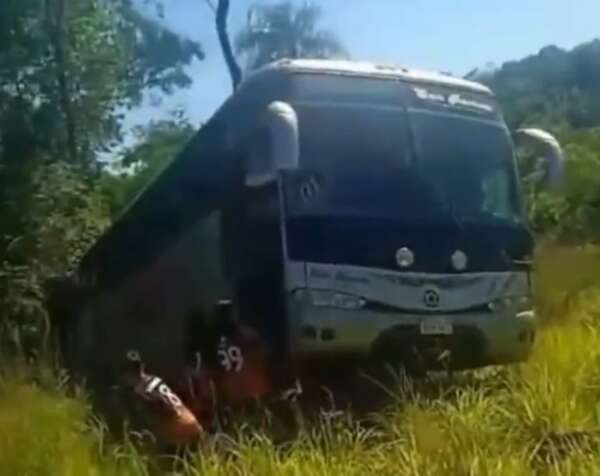 Vuelca en Canindeyú bus en que viajaban niños de escuela de fútbol - Policiales - ABC Color