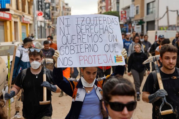 Multitudinaria protesta en Valencia por mala gestión de la fatal DANA - 1000 Noticias