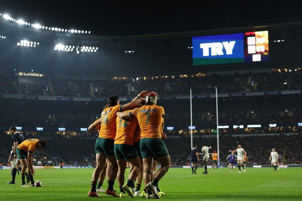 Versus / Australia sorprende a Inglaterra con un try en el último suspiro