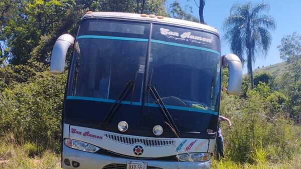 Bus que transportaba a una escuela de fútbol cae a una cuneta en Canindeyú
