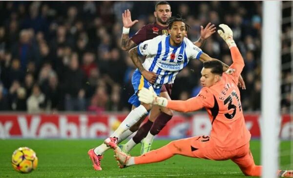 Con Enciso en el banco, el Brighton le ganó al Manchester City