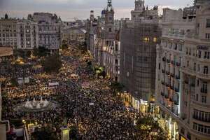 Miles de personas protestan en ciudades turísticas españolas contra el precio del alquiler - Mundo - ABC Color