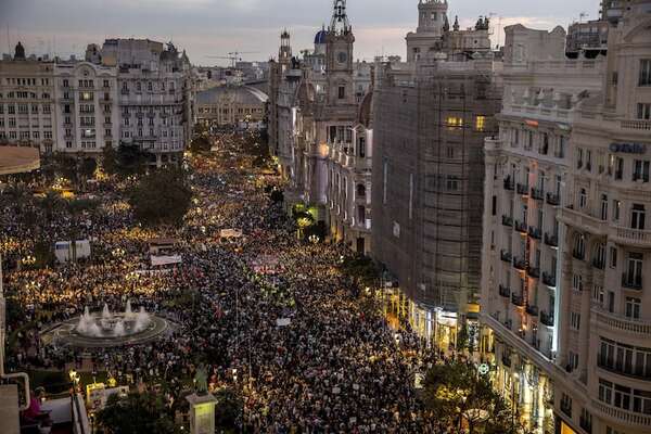 Miles de personas protestan en ciudades turísticas españolas contra el precio del alquiler - Mundo - ABC Color