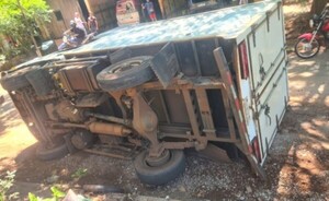 Evitó colisión con otro vehículo y terminó volcando