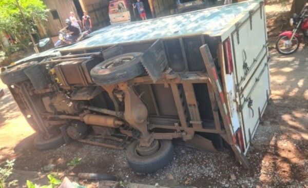 Evitó colisión con otro vehículo y terminó volcando