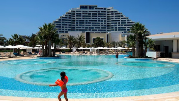 Un hotel europeo promete pagar las vacaciones de sus huéspedes si no sale el sol